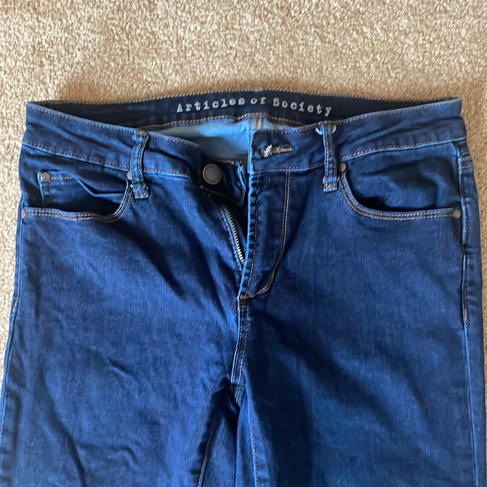 Articles of society mid rise distressed bottom jeggings. Size 28.
